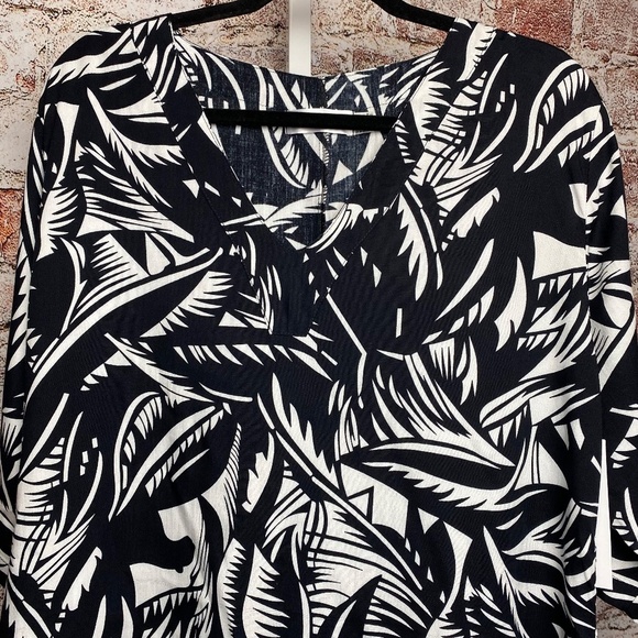 NWT Blue Ginger Womenʻs Black White Tropical Leaf Print Tunic Top Medium - Picture 2 of 9